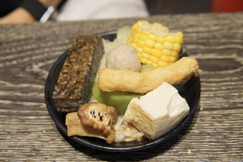 中壢火鍋推薦-上官木桶鍋|頂級海鮮與超好吃和牛霜降肉片,桃園必吃火鍋推薦!