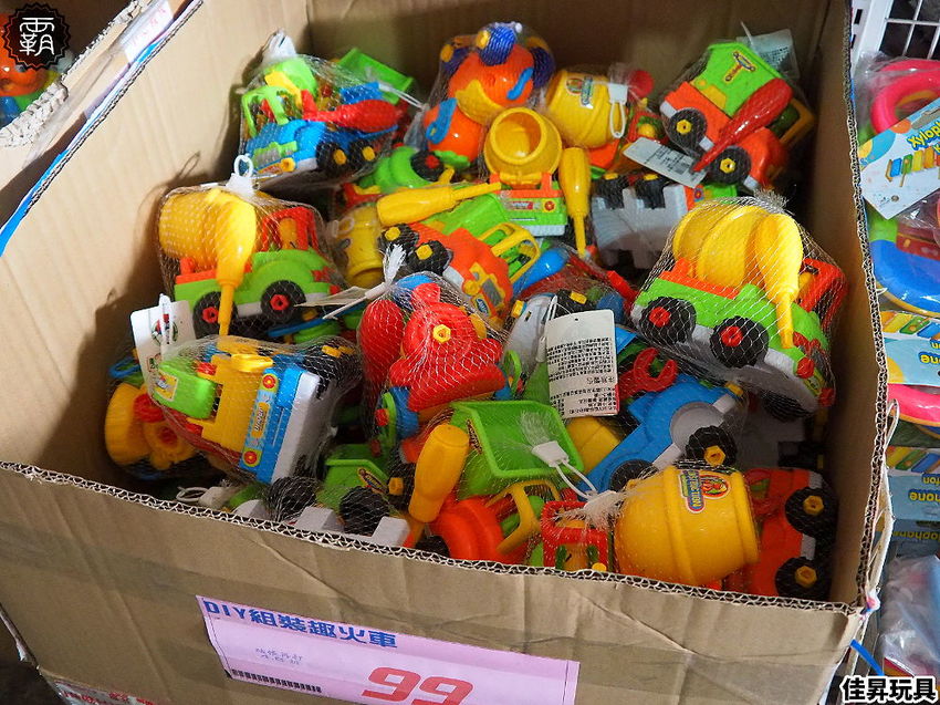 台中300坪大型玩具批發清倉4.8折，佳昇玩具生活百貨，衛生紙、義美小泡芙整箱扛著走～