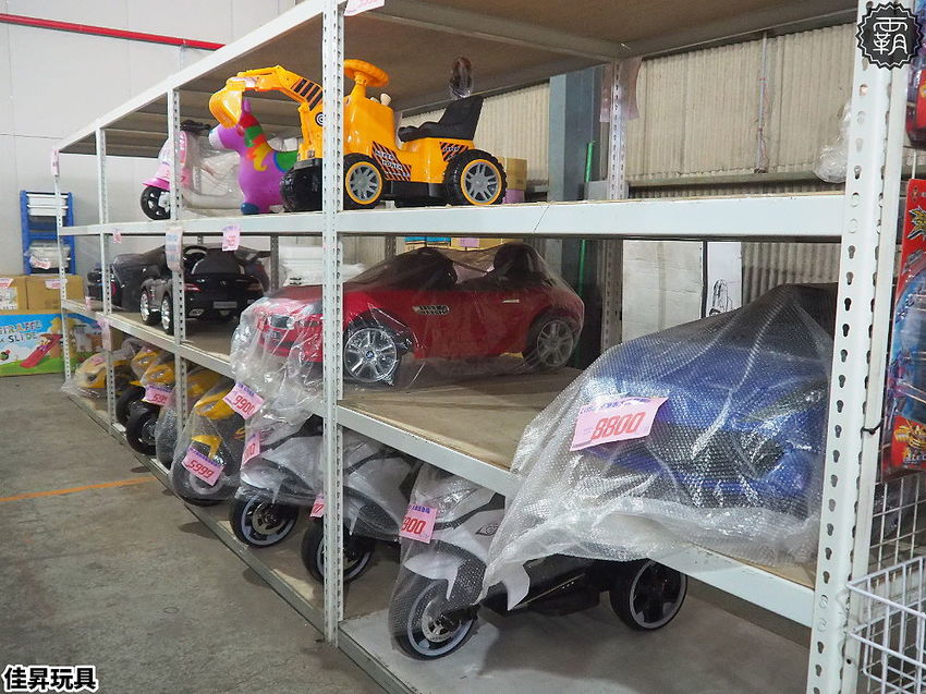 台中300坪大型玩具批發清倉4.8折，佳昇玩具生活百貨，衛生紙、義美小泡芙整箱扛著走～