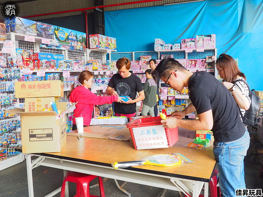 台中300坪大型玩具批發清倉4.8折，佳昇玩具生活百貨，衛生紙、義美小泡芙整箱扛著走～