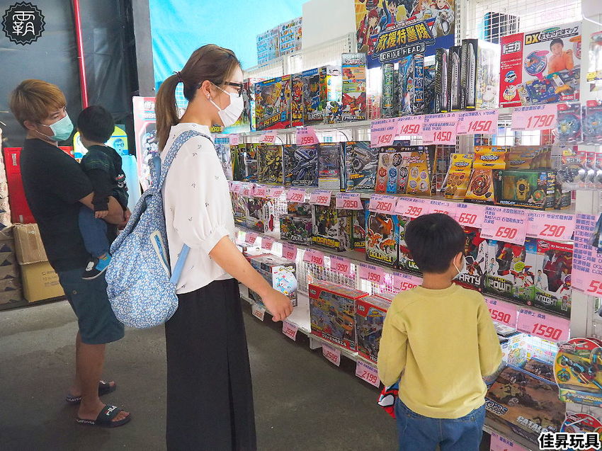 台中300坪大型玩具批發清倉4.8折，佳昇玩具生活百貨，衛生紙、義美小泡芙整箱扛著走～