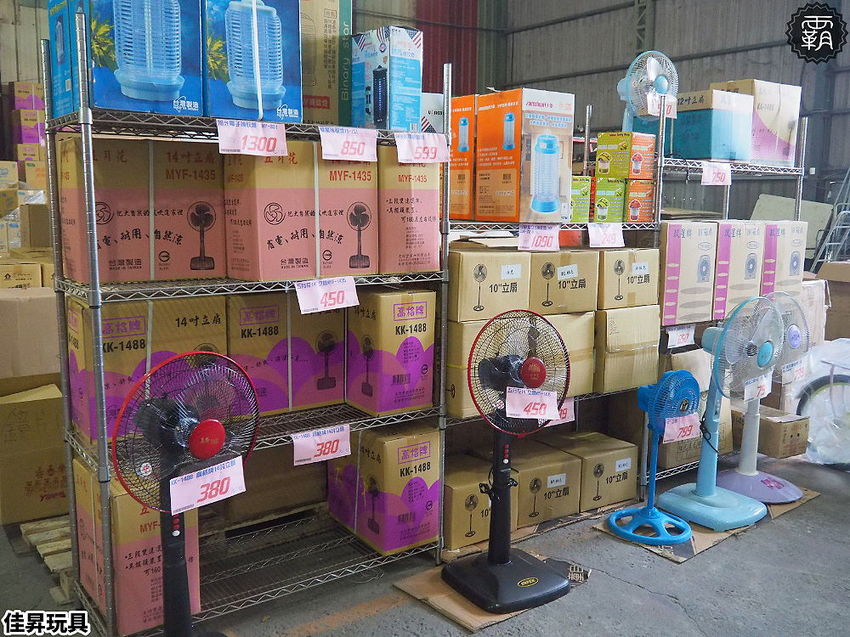 台中300坪大型玩具批發清倉4.8折，佳昇玩具生活百貨，衛生紙、義美小泡芙整箱扛著走～