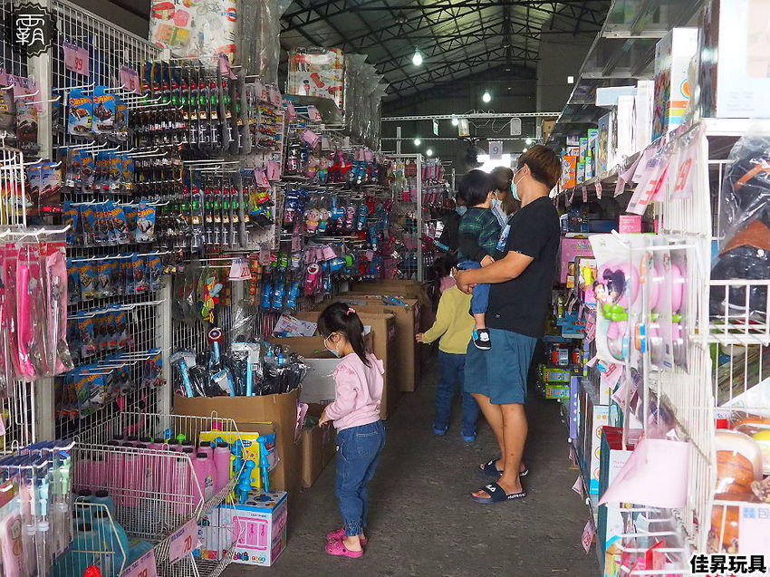 台中300坪大型玩具批發清倉4.8折，佳昇玩具生活百貨，衛生紙、義美小泡芙整箱扛著走～