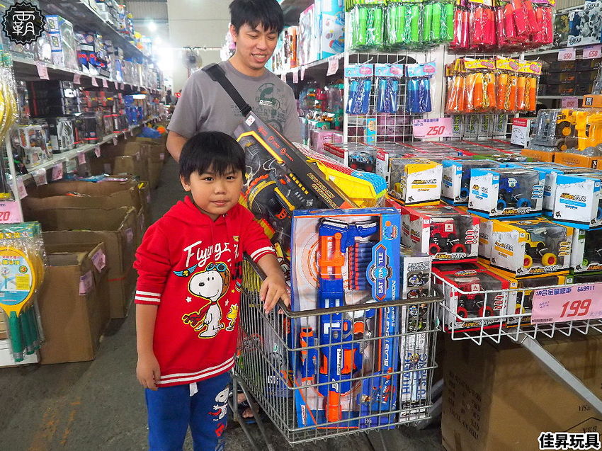 台中300坪大型玩具批發清倉4.8折，佳昇玩具生活百貨，衛生紙、義美小泡芙整箱扛著走～