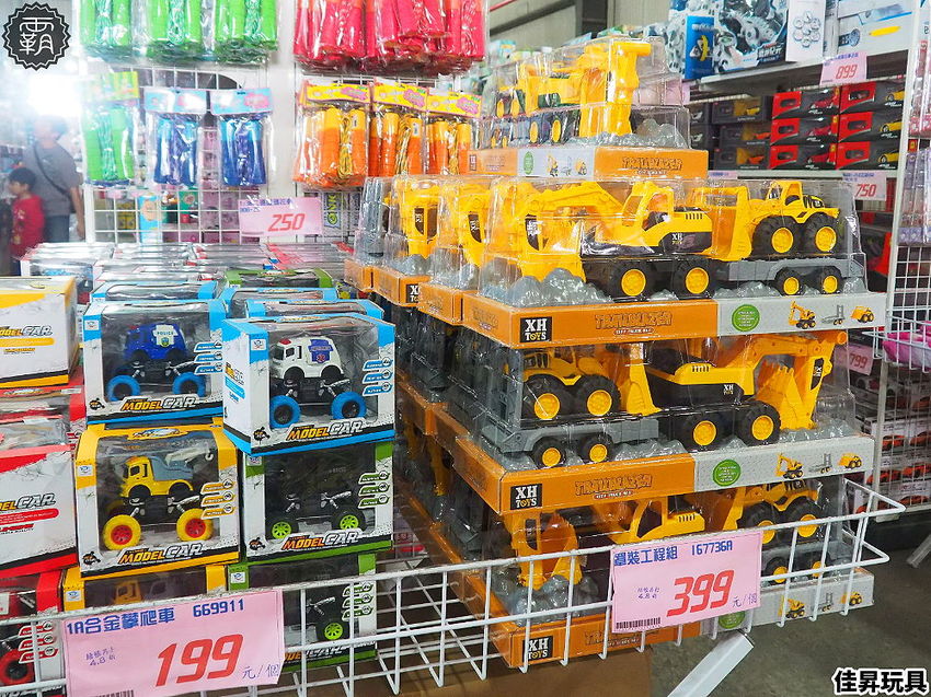 台中300坪大型玩具批發清倉4.8折，佳昇玩具生活百貨，衛生紙、義美小泡芙整箱扛著走～