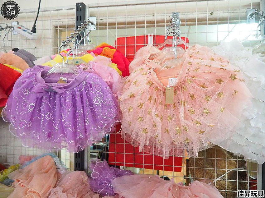 台中300坪大型玩具批發清倉4.8折，佳昇玩具生活百貨，衛生紙、義美小泡芙整箱扛著走～