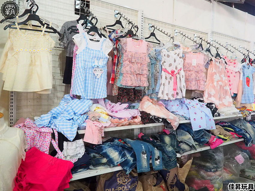 台中300坪大型玩具批發清倉4.8折，佳昇玩具生活百貨，衛生紙、義美小泡芙整箱扛著走～