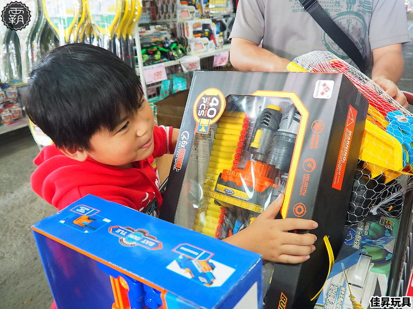 台中300坪大型玩具批發清倉4.8折，佳昇玩具生活百貨，衛生紙、義美小泡芙整箱扛著走～