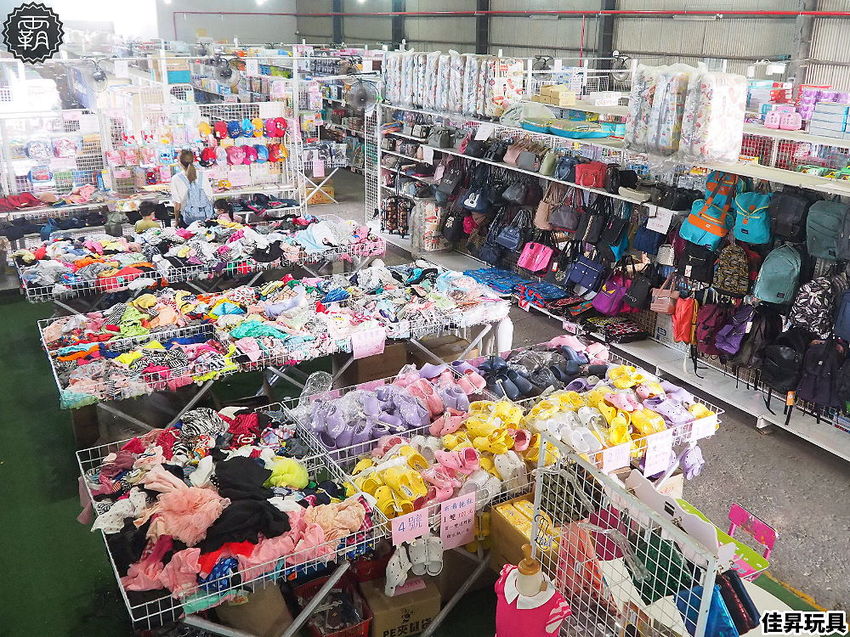 台中300坪大型玩具批發清倉4.8折，佳昇玩具生活百貨，衛生紙、義美小泡芙整箱扛著走～