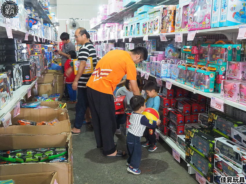台中300坪大型玩具批發清倉4.8折，佳昇玩具生活百貨，衛生紙、義美小泡芙整箱扛著走～