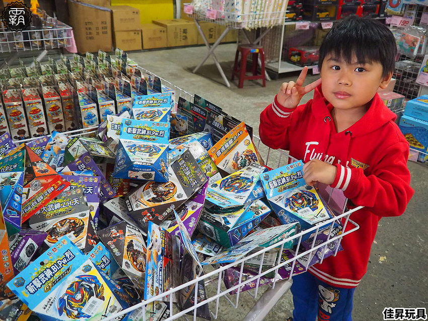 台中300坪大型玩具批發清倉4.8折，佳昇玩具生活百貨，衛生紙、義美小泡芙整箱扛著走～