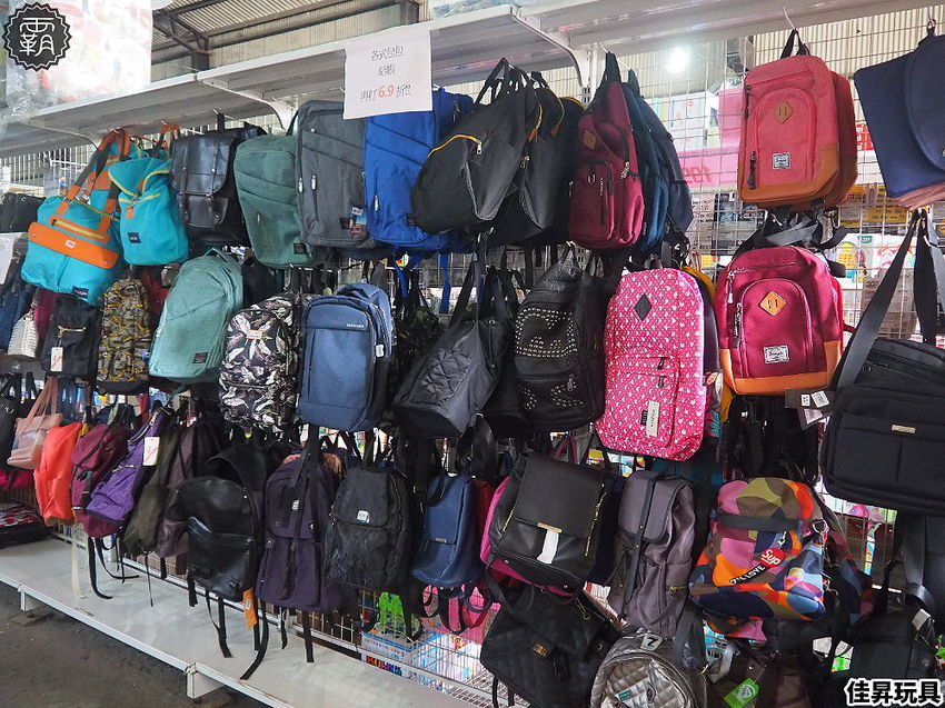 台中300坪大型玩具批發清倉4.8折，佳昇玩具生活百貨，衛生紙、義美小泡芙整箱扛著走～