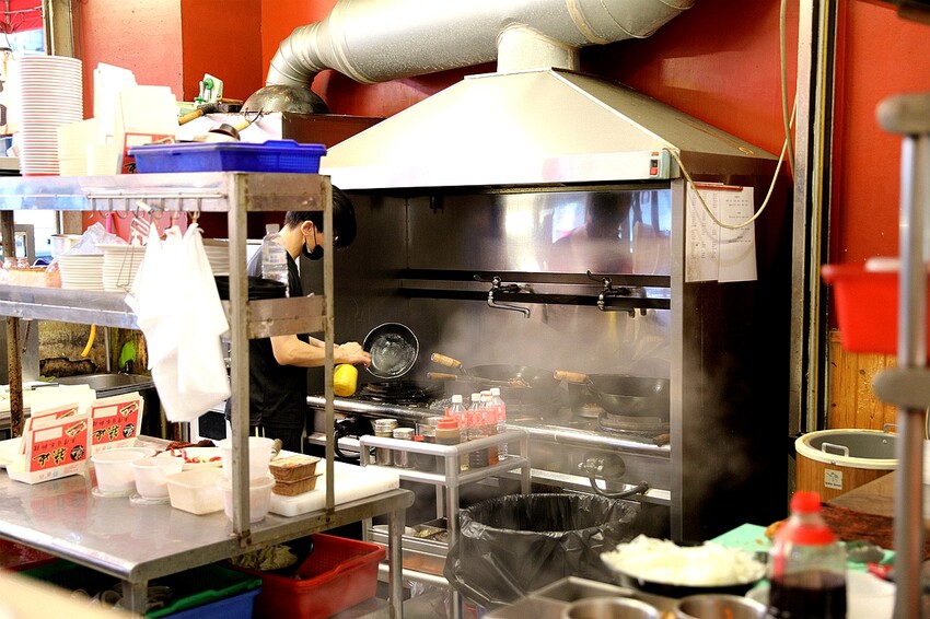 老牌平價台式日本料理!經濟實惠 現點現做熱炒下酒小吃|築也日本料理-益民二店(台中大里美食)