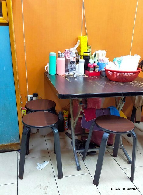 「金仙魚丸店」(石牌店) (Braised Duck Egg, Shrimp Roll Rice & Shrimp soup, Taiwanese dishes store), Taipei, Taiwan, Jan 1, 2022.