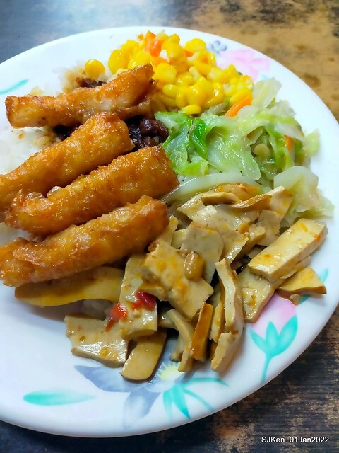 「金仙魚丸店」(石牌店) (Braised Duck Egg, Shrimp Roll Rice & Shrimp soup, Taiwanese dishes store), Taipei, Taiwan, Jan 1, 2022.