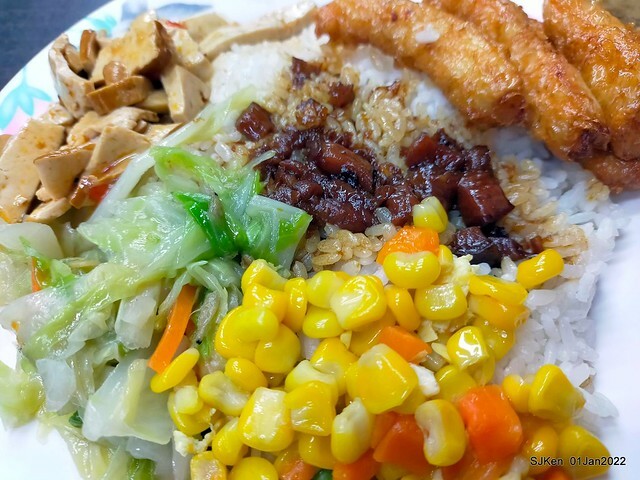 「金仙魚丸店」(石牌店) (Braised Duck Egg, Shrimp Roll Rice & Shrimp soup, Taiwanese dishes store), Taipei, Taiwan, Jan 1, 2022.