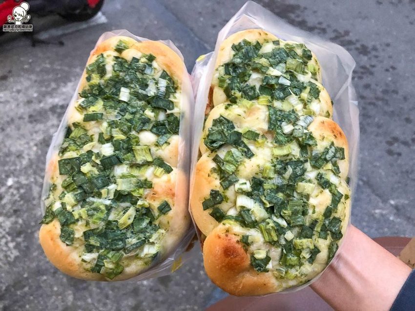 蔥阿！蔥阿！蔥阿！滿滿的蔥花麵包，療癒美味的台式蔥仔胖 ｜東暘烘焙屋 - 跟著尼力吃喝玩樂＆親子生活