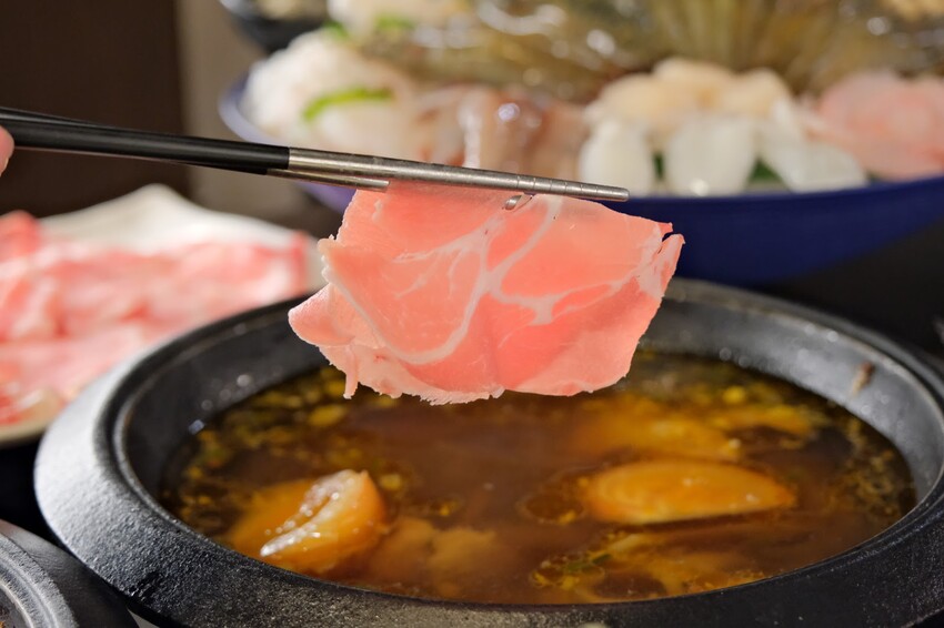 【台北火鍋推薦】超人氣排隊名店~台灣火鍋第一品牌-肉多多台北重慶店~豐富自助吧無限吃到飽~台北車站火鍋吃到飽~