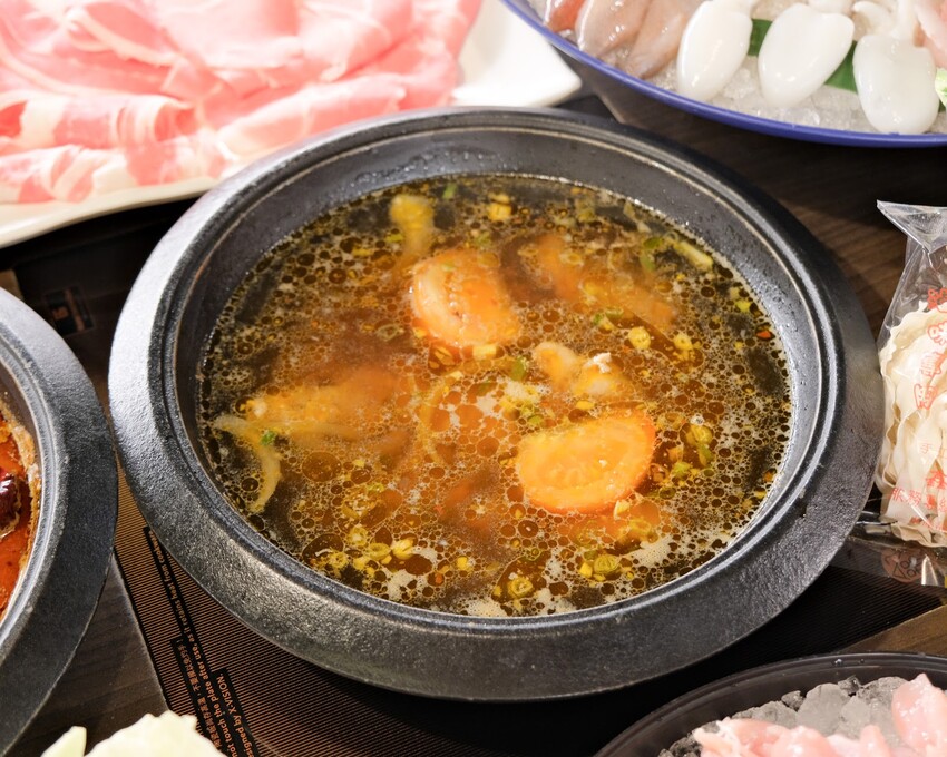 【台北火鍋推薦】超人氣排隊名店~台灣火鍋第一品牌-肉多多台北重慶店~豐富自助吧無限吃到飽~台北車站火鍋吃到飽~