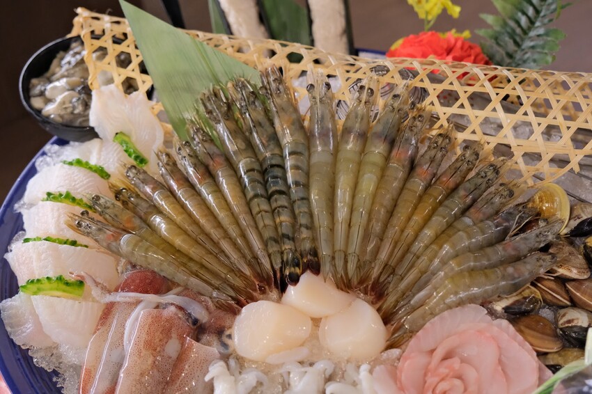 【台北火鍋推薦】超人氣排隊名店~台灣火鍋第一品牌-肉多多台北重慶店~豐富自助吧無限吃到飽~台北車站火鍋吃到飽~