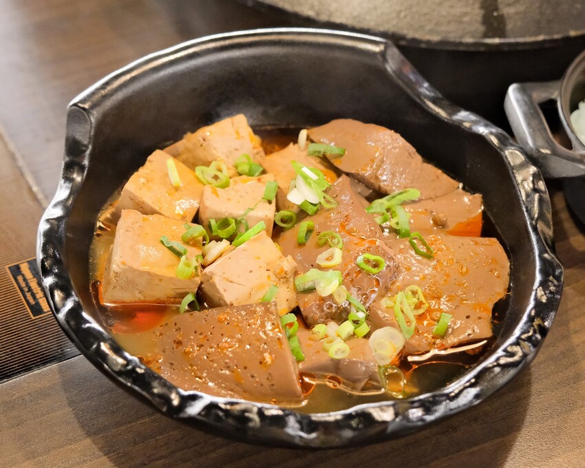 【台北火鍋推薦】超人氣排隊名店~台灣火鍋第一品牌-肉多多台北重慶店~豐富自助吧無限吃到飽~台北車站火鍋吃到飽~