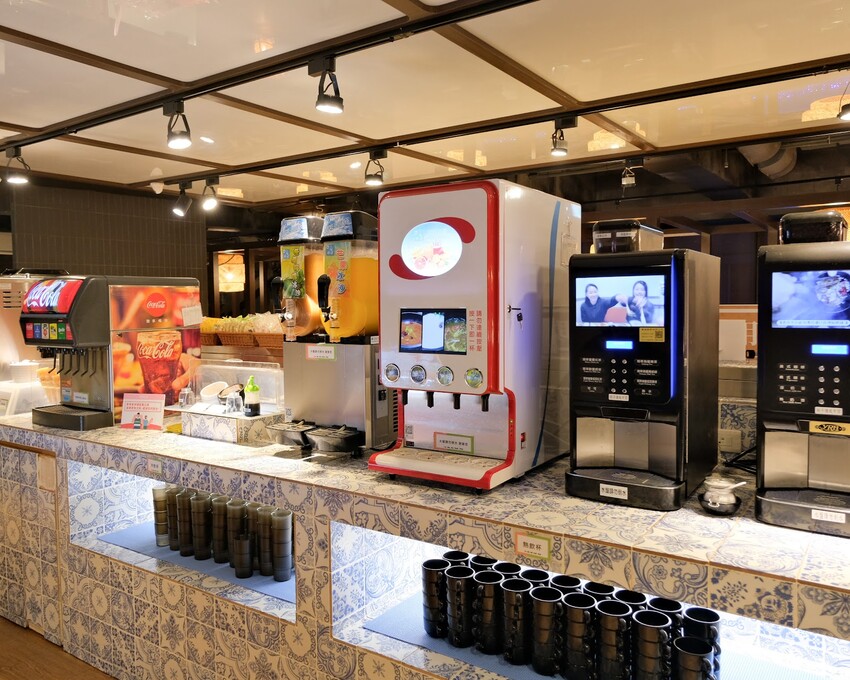 【台北火鍋推薦】超人氣排隊名店~台灣火鍋第一品牌-肉多多台北重慶店~豐富自助吧無限吃到飽~台北車站火鍋吃到飽~