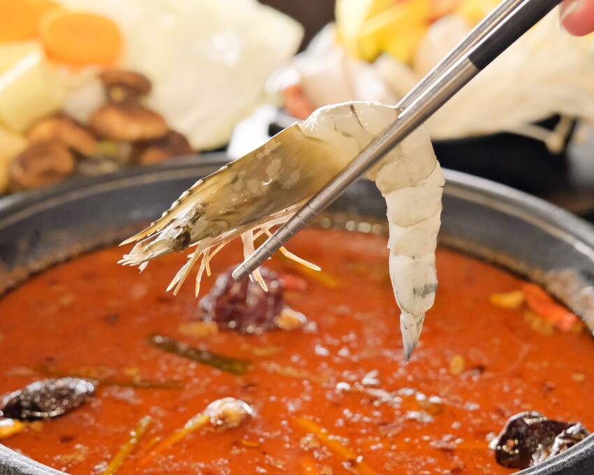 【台北火鍋推薦】超人氣排隊名店~台灣火鍋第一品牌-肉多多台北重慶店~豐富自助吧無限吃到飽~台北車站火鍋吃到飽~