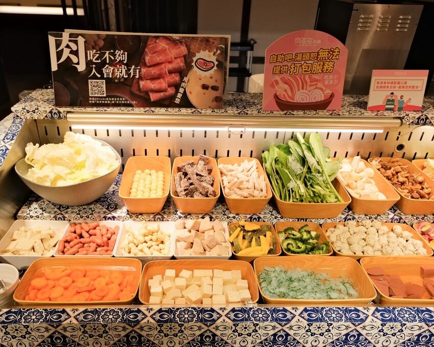 【台北火鍋推薦】超人氣排隊名店~台灣火鍋第一品牌-肉多多台北重慶店~豐富自助吧無限吃到飽~台北車站火鍋吃到飽~