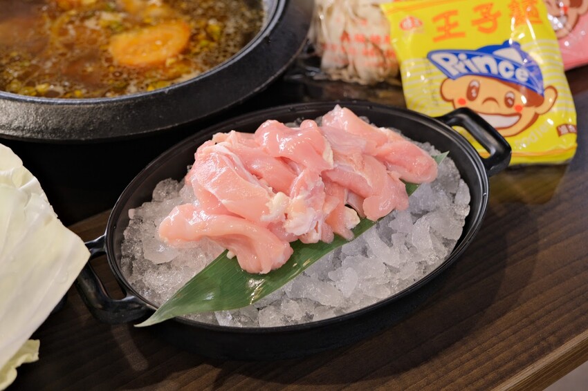 【台北火鍋推薦】超人氣排隊名店~台灣火鍋第一品牌-肉多多台北重慶店~豐富自助吧無限吃到飽~台北車站火鍋吃到飽~