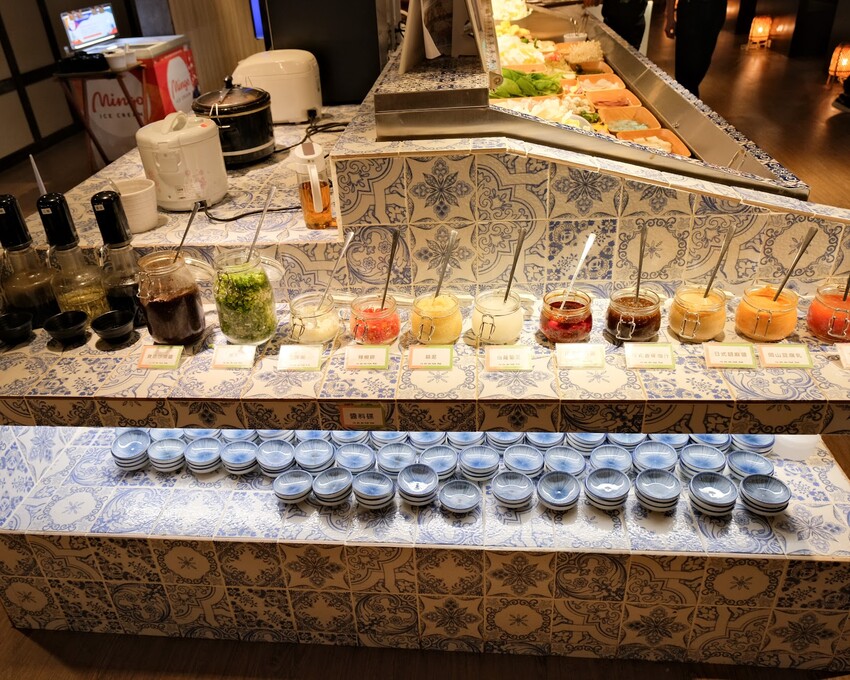 【台北火鍋推薦】超人氣排隊名店~台灣火鍋第一品牌-肉多多台北重慶店~豐富自助吧無限吃到飽~台北車站火鍋吃到飽~