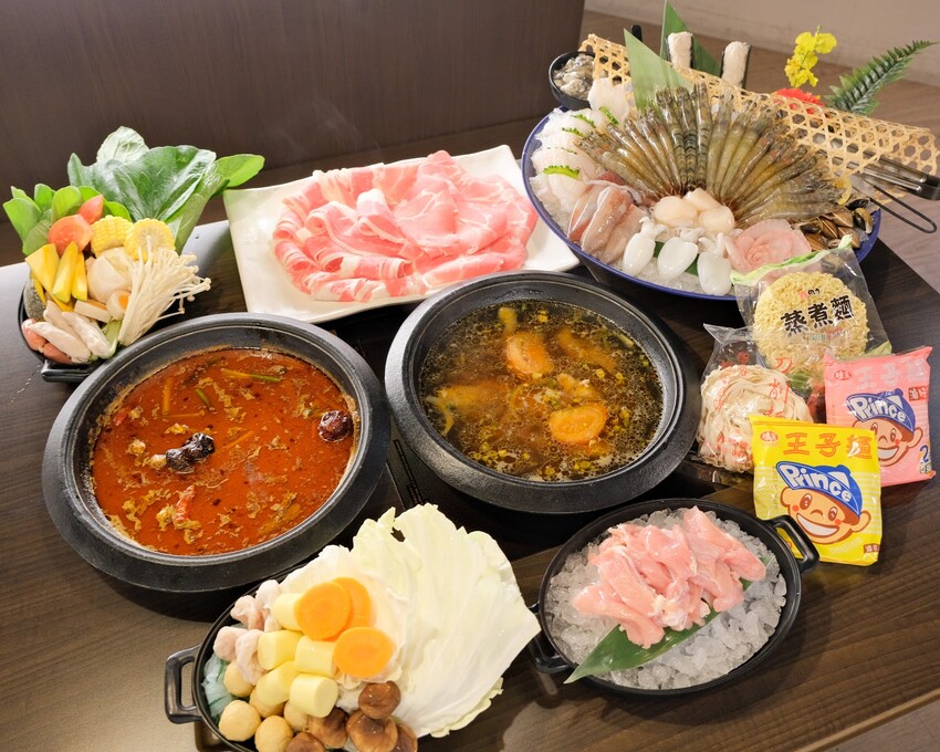 【台北火鍋推薦】超人氣排隊名店~台灣火鍋第一品牌-肉多多台北重慶店~豐富自助吧無限吃到飽~台北車站火鍋吃到飽~