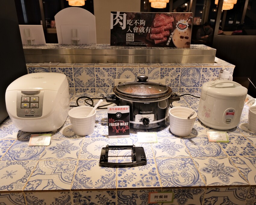 【台北火鍋推薦】超人氣排隊名店~台灣火鍋第一品牌-肉多多台北重慶店~豐富自助吧無限吃到飽~台北車站火鍋吃到飽~