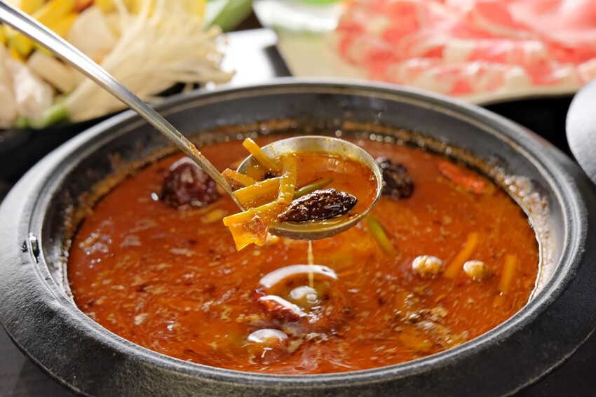 【台北火鍋推薦】超人氣排隊名店~台灣火鍋第一品牌-肉多多台北重慶店~豐富自助吧無限吃到飽~台北車站火鍋吃到飽~