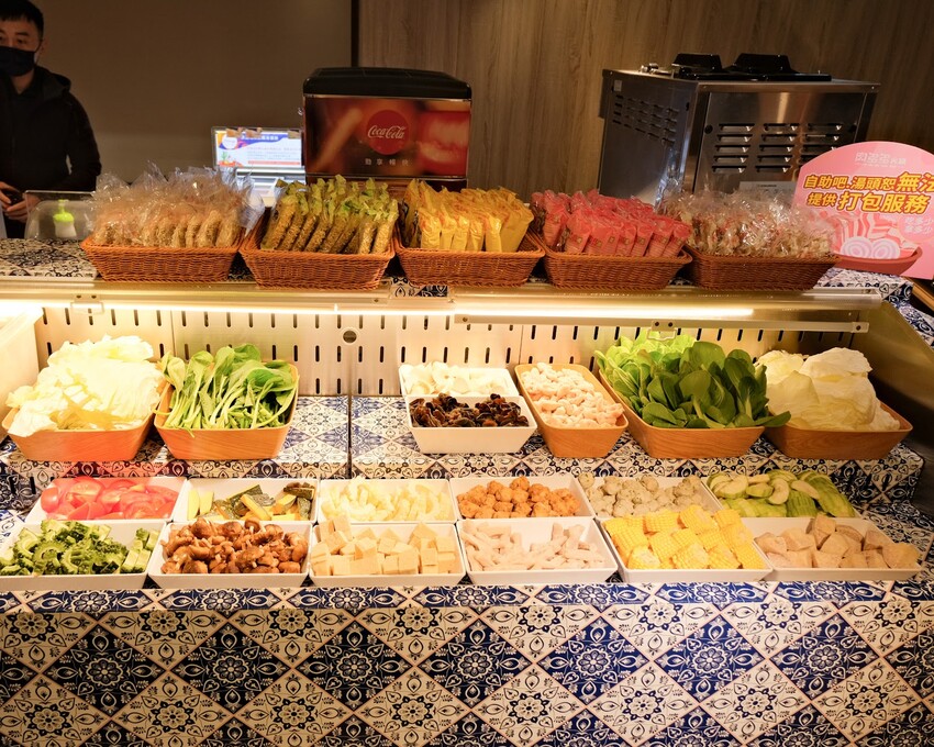 【台北火鍋推薦】超人氣排隊名店~台灣火鍋第一品牌-肉多多台北重慶店~豐富自助吧無限吃到飽~台北車站火鍋吃到飽~