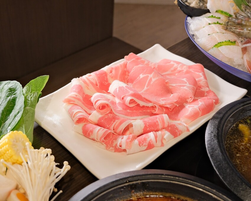 【台北火鍋推薦】超人氣排隊名店~台灣火鍋第一品牌-肉多多台北重慶店~豐富自助吧無限吃到飽~台北車站火鍋吃到飽~