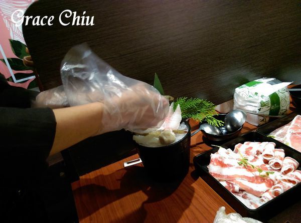 肉多多火鍋台北重慶南店 剝蝦服務