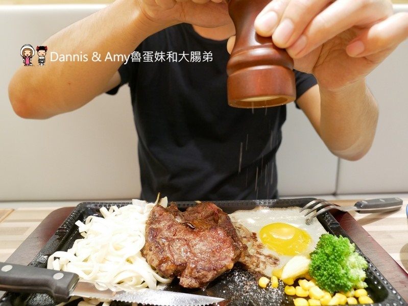  《新竹巨城7樓新開幕餐廳》鉄火牛排。樂軒和牛旗下平價牛排。和牛咖哩飯吃到飽、木桶豆花、飲料免費無限續！。巨城獨家限定 1.5 公斤『四人極炙戰斧牛排』︱影片