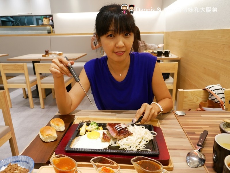  《新竹巨城7樓新開幕餐廳》鉄火牛排。樂軒和牛旗下平價牛排。和牛咖哩飯吃到飽、木桶豆花、飲料免費無限續！。巨城獨家限定 1.5 公斤『四人極炙戰斧牛排』︱影片