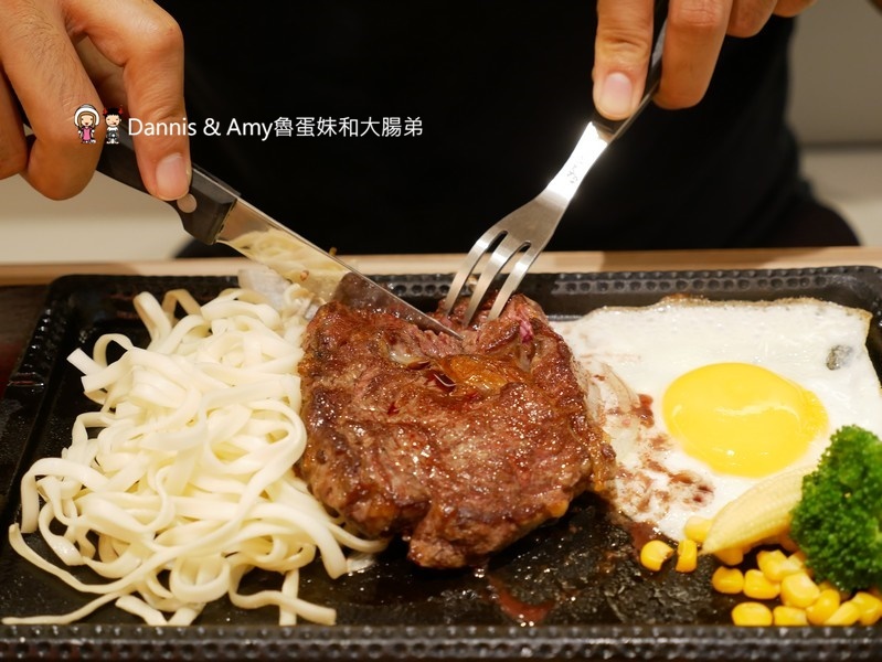  《新竹巨城7樓新開幕餐廳》鉄火牛排。樂軒和牛旗下平價牛排。和牛咖哩飯吃到飽、木桶豆花、飲料免費無限續！。巨城獨家限定 1.5 公斤『四人極炙戰斧牛排』︱影片