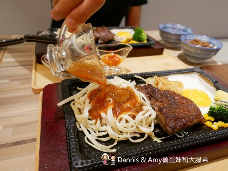  《新竹巨城7樓新開幕餐廳》鉄火牛排。樂軒和牛旗下平價牛排。和牛咖哩飯吃到飽、木桶豆花、飲料免費無限續！。巨城獨家限定 1.5 公斤『四人極炙戰斧牛排』︱影片