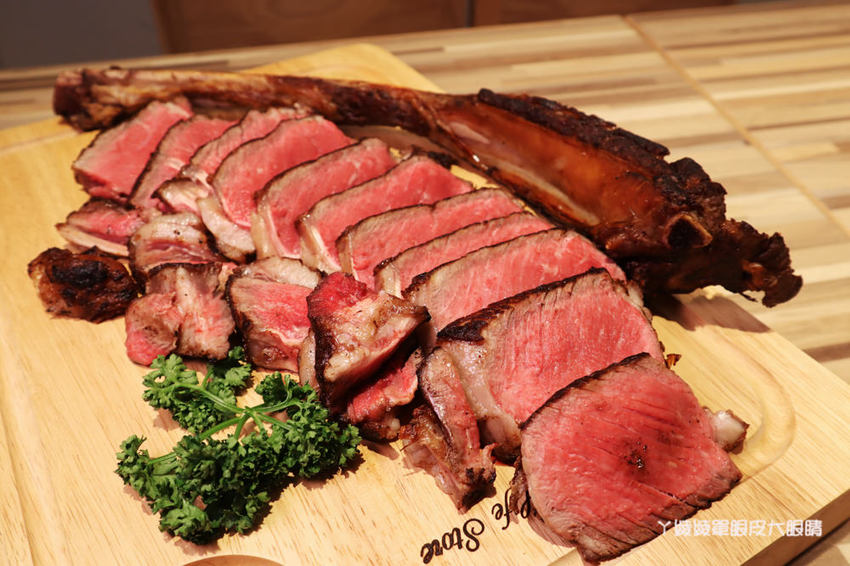 鉄火牛排新竹巨城店正式開幕！巨城獨家推出超狂重量級1.5公斤戰斧牛排！