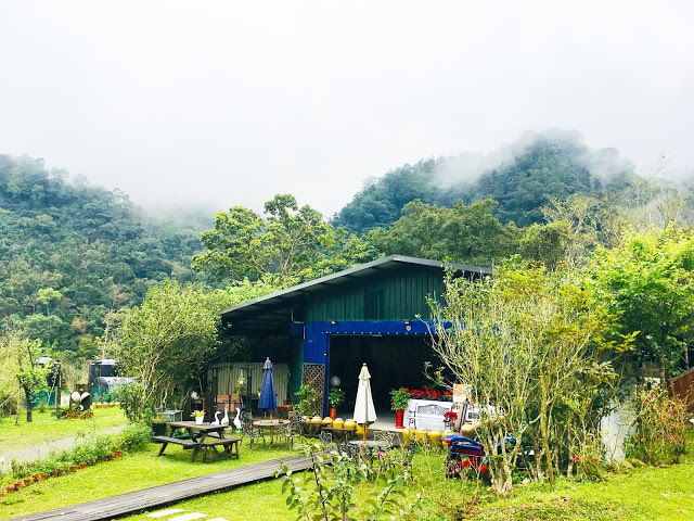 [苗栗住宿] 蓬萊生態農場仙山民宿｜南庄世外桃源，山林間的獨棟小木屋，身處雲霧繚繞中的油桐花與螢火蟲仿若仙境！