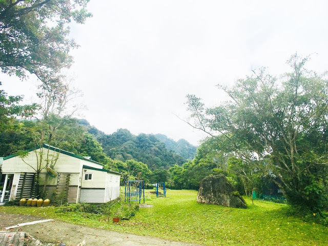[苗栗住宿] 蓬萊生態農場仙山民宿｜南庄世外桃源，山林間的獨棟小木屋，身處雲霧繚繞中的油桐花與螢火蟲仿若仙境！