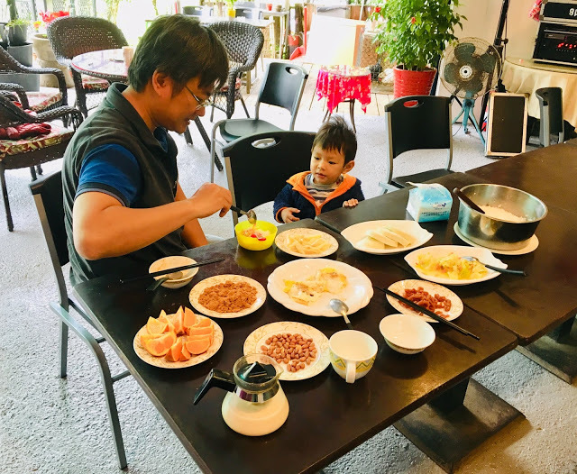 [苗栗住宿] 蓬萊生態農場仙山民宿｜南庄世外桃源，山林間的獨棟小木屋，身處雲霧繚繞中的油桐花與螢火蟲仿若仙境！