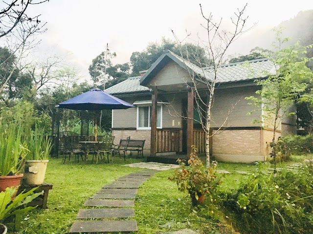 [苗栗住宿] 蓬萊生態農場仙山民宿｜南庄世外桃源，山林間的獨棟小木屋，身處雲霧繚繞中的油桐花與螢火蟲仿若仙境！