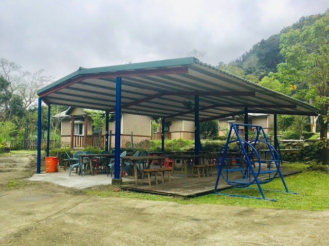 [苗栗住宿] 蓬萊生態農場仙山民宿｜南庄世外桃源，山林間的獨棟小木屋，身處雲霧繚繞中的油桐花與螢火蟲仿若仙境！