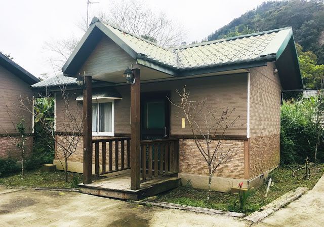 [苗栗住宿] 蓬萊生態農場仙山民宿｜南庄世外桃源，山林間的獨棟小木屋，身處雲霧繚繞中的油桐花與螢火蟲仿若仙境！