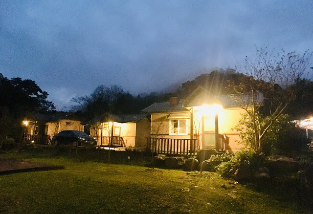 [苗栗住宿] 蓬萊生態農場仙山民宿｜南庄世外桃源，山林間的獨棟小木屋，身處雲霧繚繞中的油桐花與螢火蟲仿若仙境！