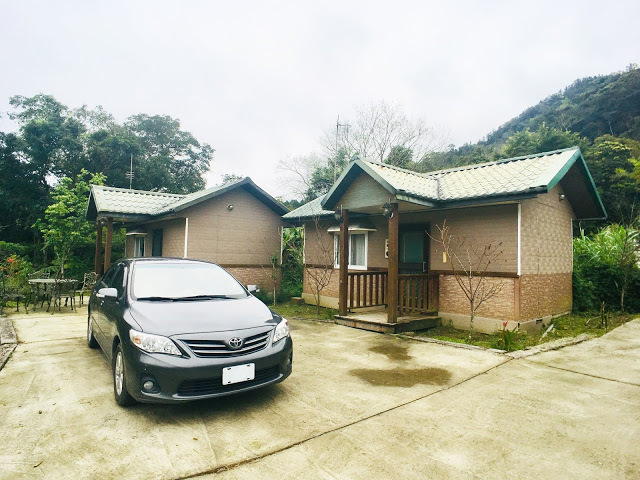 [苗栗住宿] 蓬萊生態農場仙山民宿｜南庄世外桃源，山林間的獨棟小木屋，身處雲霧繚繞中的油桐花與螢火蟲仿若仙境！