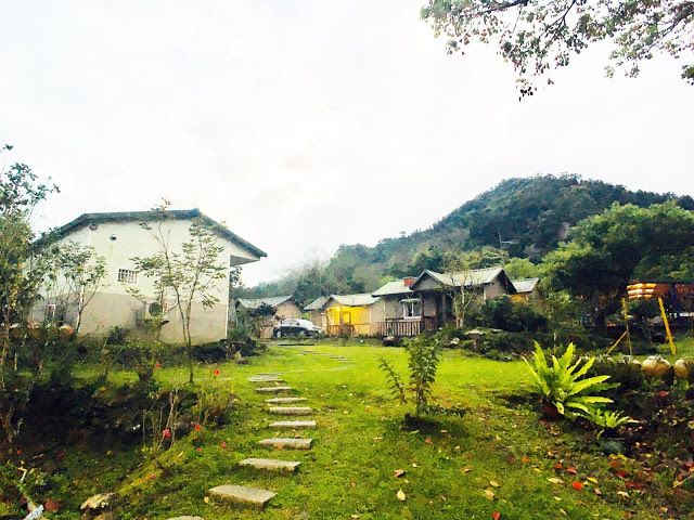 [苗栗住宿] 蓬萊生態農場仙山民宿｜南庄世外桃源，山林間的獨棟小木屋，身處雲霧繚繞中的油桐花與螢火蟲仿若仙境！